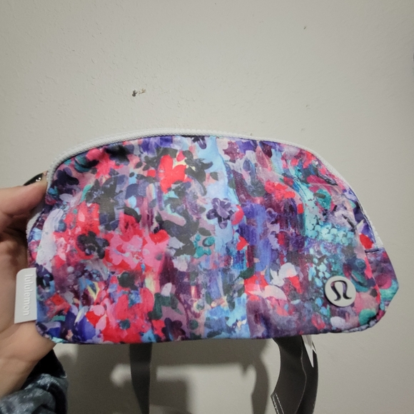 Nwt Lululemon Everywhere Belt Bag - Picture 4 of 4